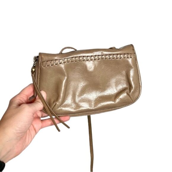 NEW HOBO taupe supple leather whipstitch zip around wallet crossbody bag - Picture 1 of 8